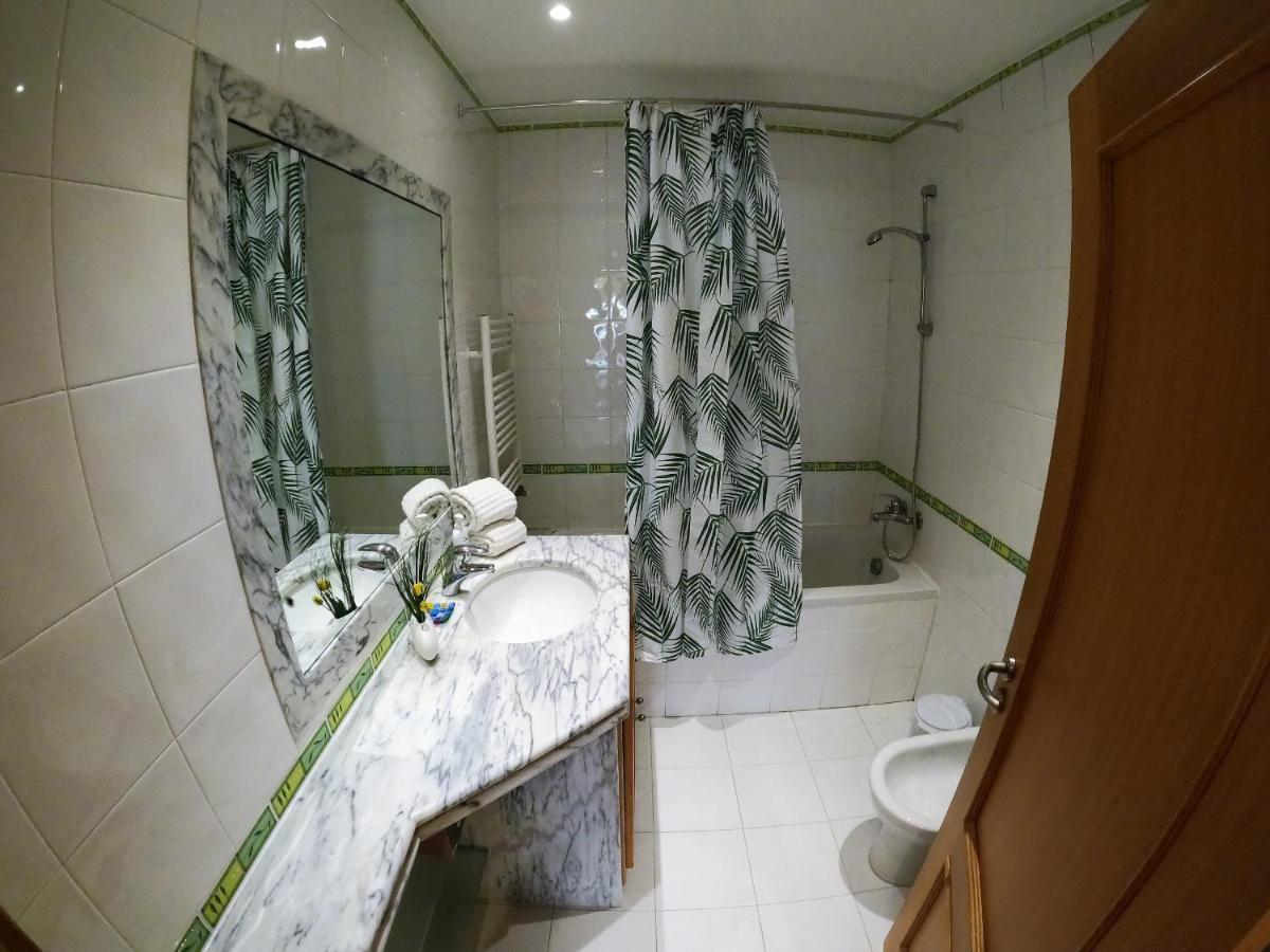 Lisbon 2 bedroom apartment with balcony in Algés Extérieur photo